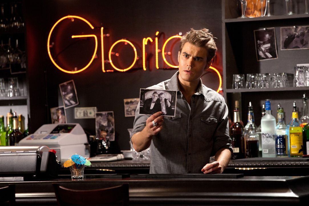 Stefan Salvatore (Paul Wesley) stellt Klaus zur Rede, was es mit dem Foto, das er in der Bar von Hexe Gloria entdeckt hat, auf sich hat ... - Bildquelle: © Warner Bros. Entertainment Inc.