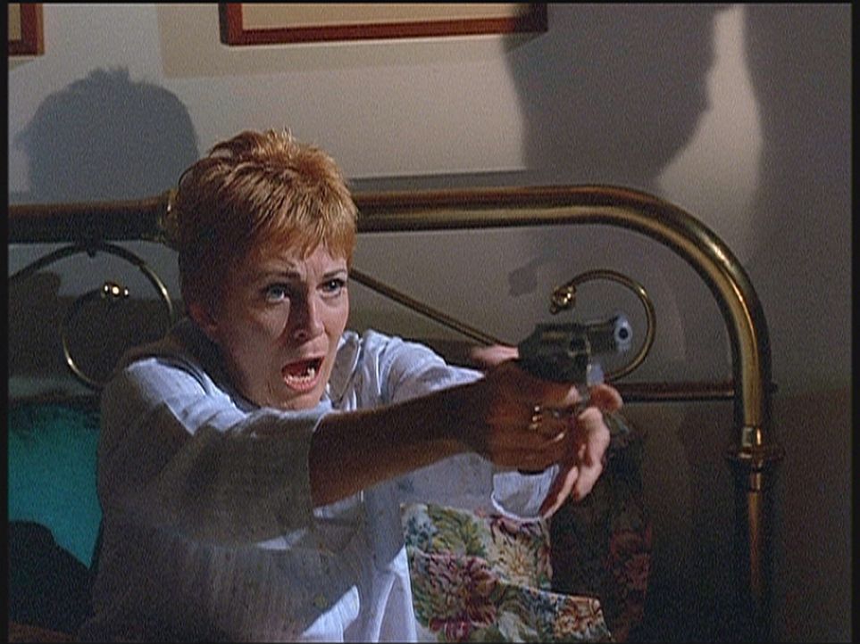 In Panik feuert Madison (Joanna Cassidy) auf den Unbekannten, der vor ihrem Bett steht. - Bildquelle: Viacom