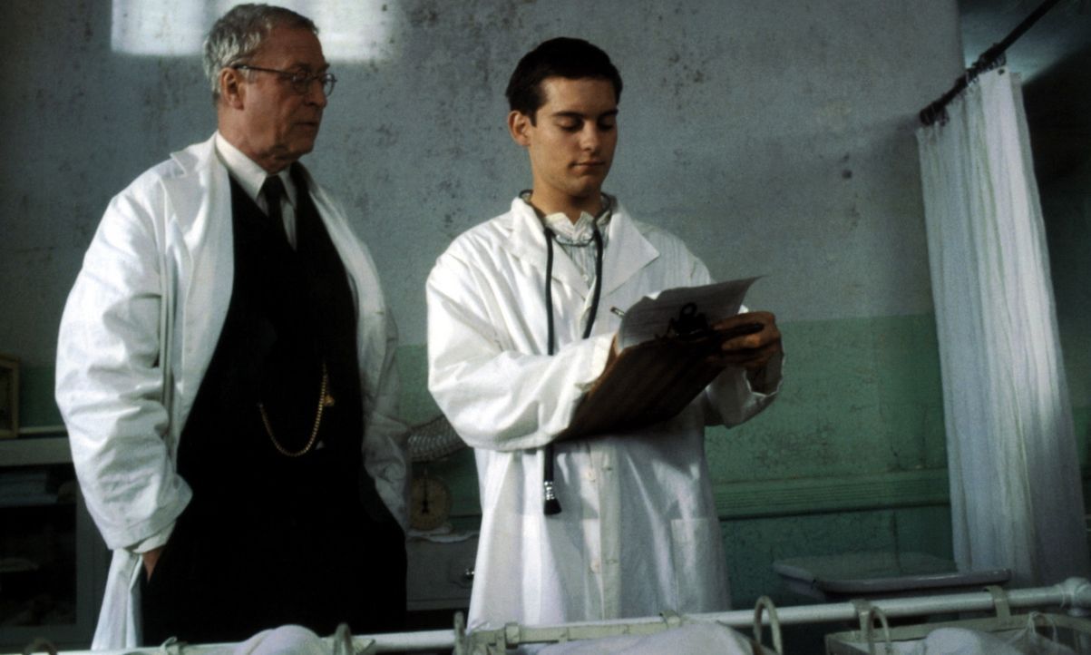 In einem Waisenhaus in den USA hat der junge Homer Wells (Tobey Maguire, r.) das Glück, vom medizinischen Wissen des dortigen Arztes Dr. Wilbur Lar... - Bildquelle: Kinowelt Filmverleih