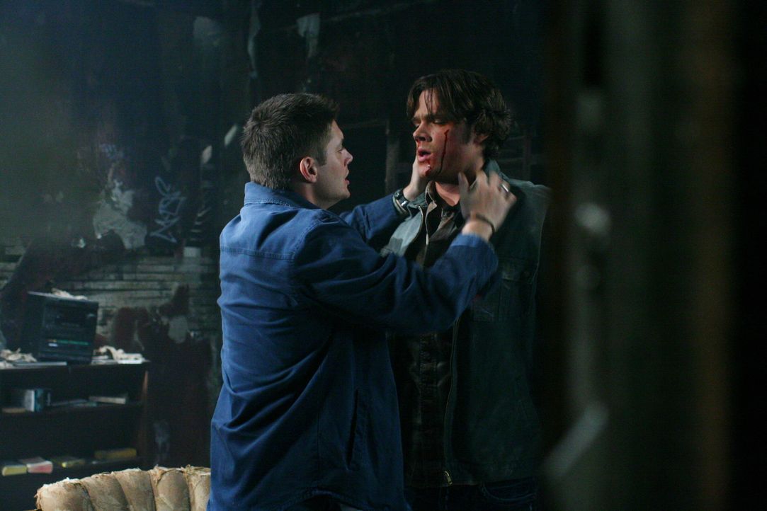 Sam (Jared Padalecki, r.) gelingt es, Dean (Jensen Ackles, l.) zu befreien, allerdings ist ihnen Gordon ziemlich dicht auf den Fersen ... - Bildquelle: Warner Bros. Television