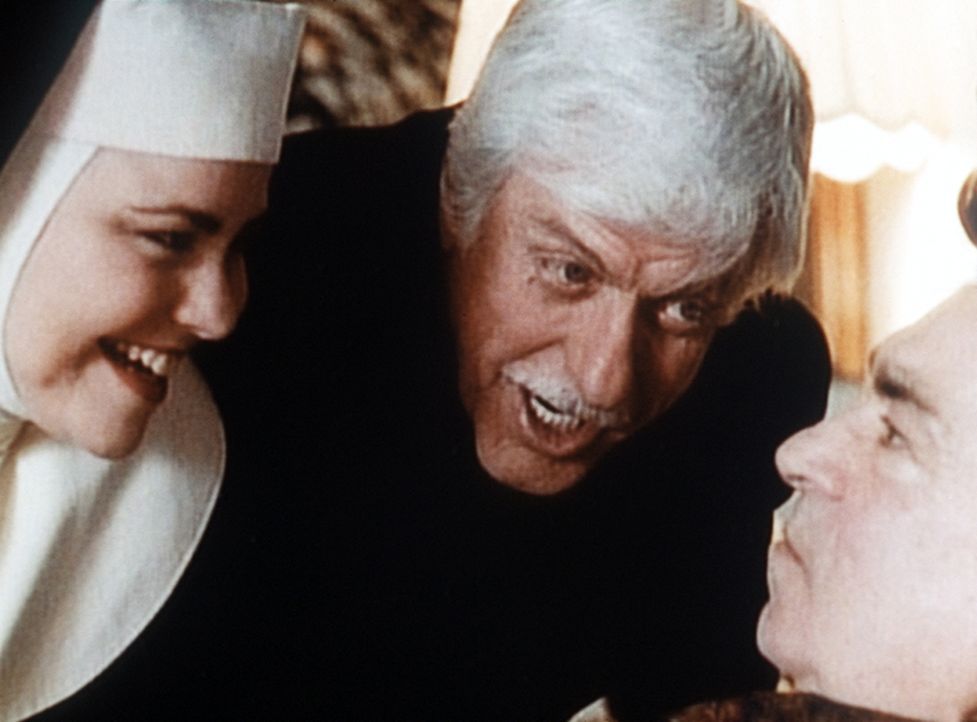 Schwester Michael (Delta Burke, l.) und Sloan (Dick Van Dyke, M.), als Priester verkleidet, retten dem in Todesgefahr schwebenden Mafiaboss das Leben. - Bildquelle: Viacom