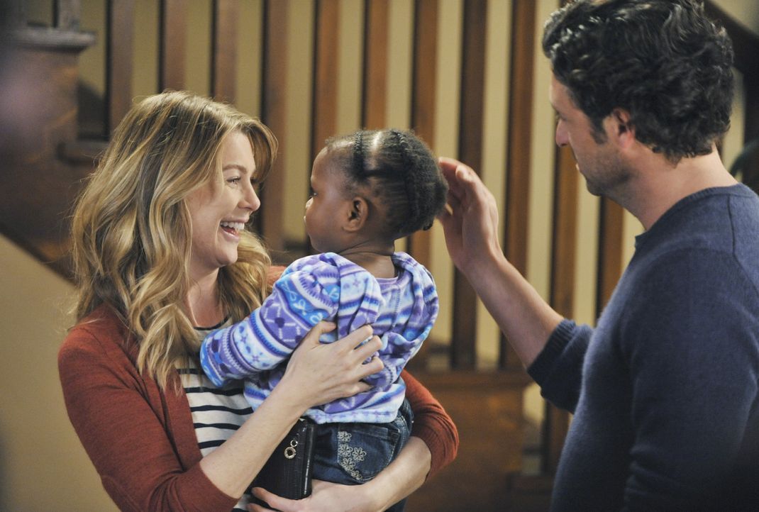 Während es im Krankenhaus um Leben und Tod geht, können Meredith (Ellen Pompeo, l.) und Derek (Patrick Dempsey, r.) endlich ihre Tochter in die Arme... - Bildquelle: ABC Studios