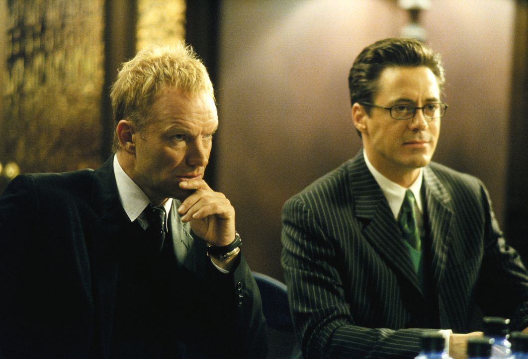 Larry (Robert Downey Jr., r.) vertritt den berühmten Sänger Sting (Sting, l.) in einem äußerst seltsamen Fall ... - Bildquelle: 2001 Twentieth Century Fox Film Corporation. All rights reserved.