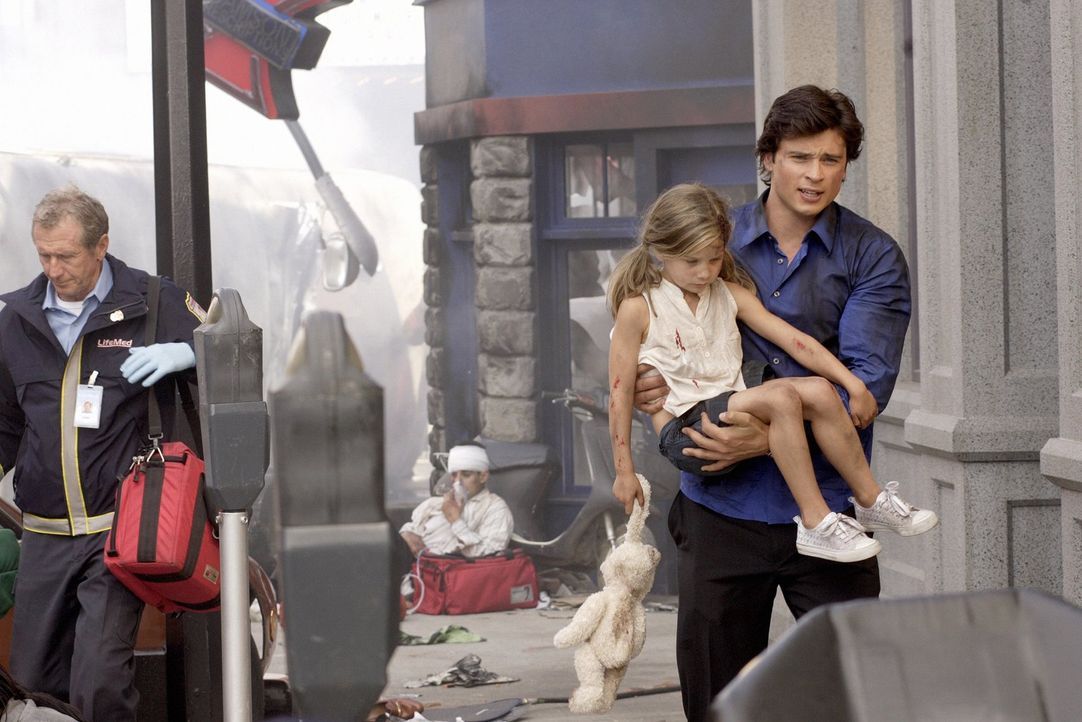 Eigentlich sollte er nur über das Busunglück berichten, doch Clark (Tom Welling) muss einem kleinen Mädchen das Leben retten ... - Bildquelle: Warner Bros
