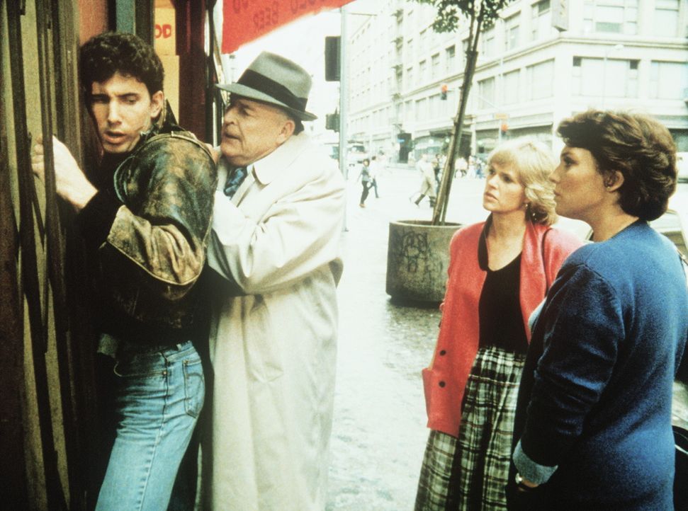Mulganon (Scott Brady, 2.v.l.) übergibt Cagney (Sharon Gless, 2.v.r.) und Lacey (Tyne Daly, r.) seinen Spitzel Matt Thompson (Alan Hayes). - Bildquelle: ORION PICTURES CORPORATION. ALL RIGHTS RESERVED.