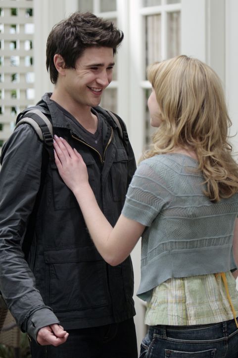 Nach dem Schrecken in der Ruine kommen sie sich näher: Kyle (Matt Dallas, l.) und Amanda (Kirsten Prout, r.) genießen ihre Zeit miteinander. - Bildquelle: TOUCHSTONE TELEVISION