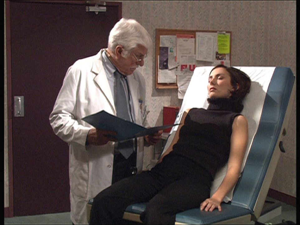 Während Dr. Mark Sloan (Dick Van Dyke, l.) seine Patientin Julia (Alice Rogers, r.) untersucht, wird diese aus dem Hinterhalt erschossen ... - Bildquelle: Viacom