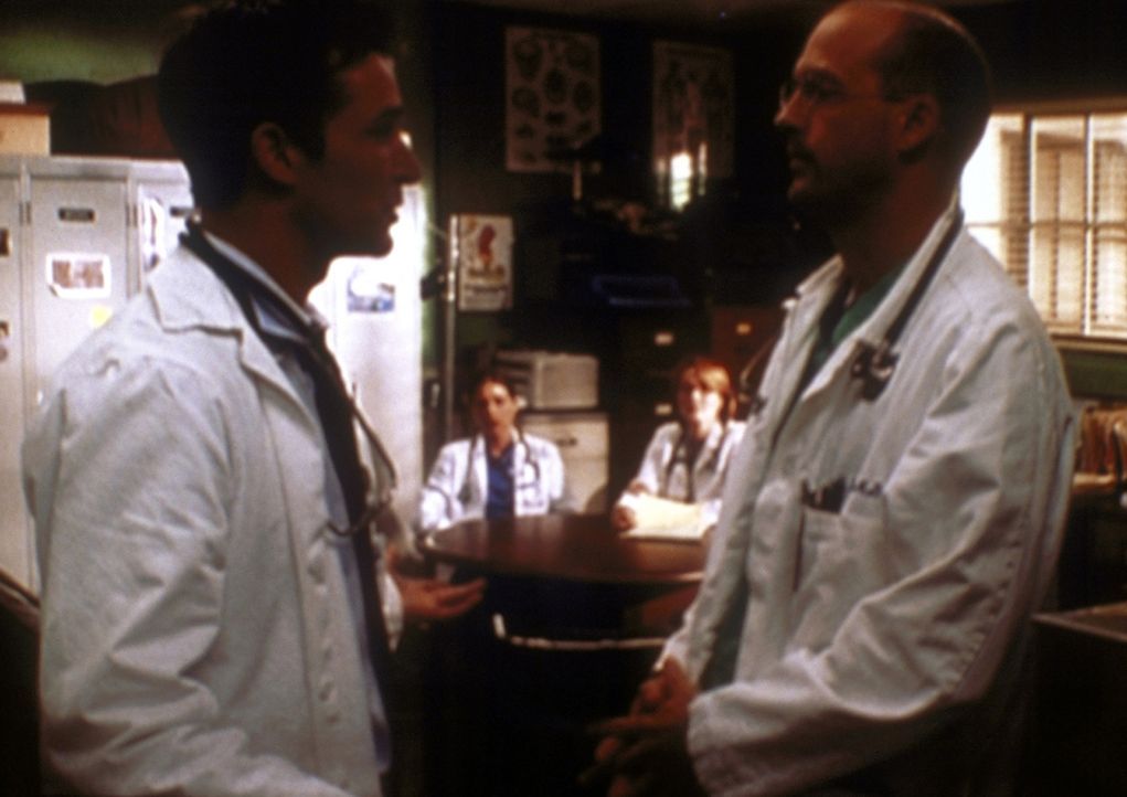Greene (Anthony Edwards, r.) stellt Carter (Noah Wyle, l.) zur Rede, der sich ein Betäubungsmittel gespritzt hat. - Bildquelle: TM+  2000 WARNER BROS.