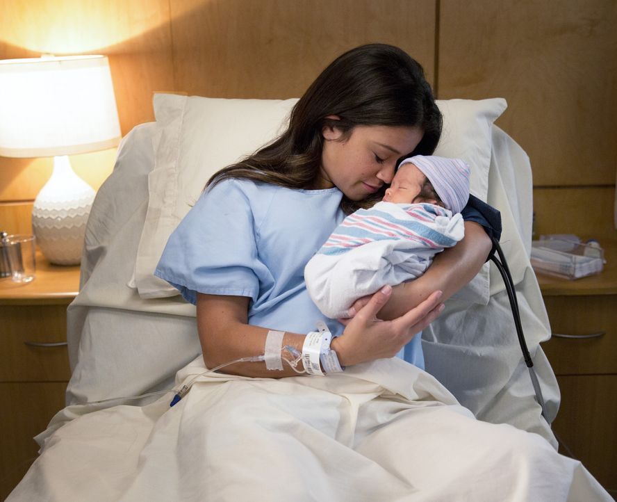 Endlich ist es soweit: Jane (Gina Rodriguez) hat ihr Baby zur Welt gebracht ... - Bildquelle: 2014 The CW Network, LLC. All rights reserved.