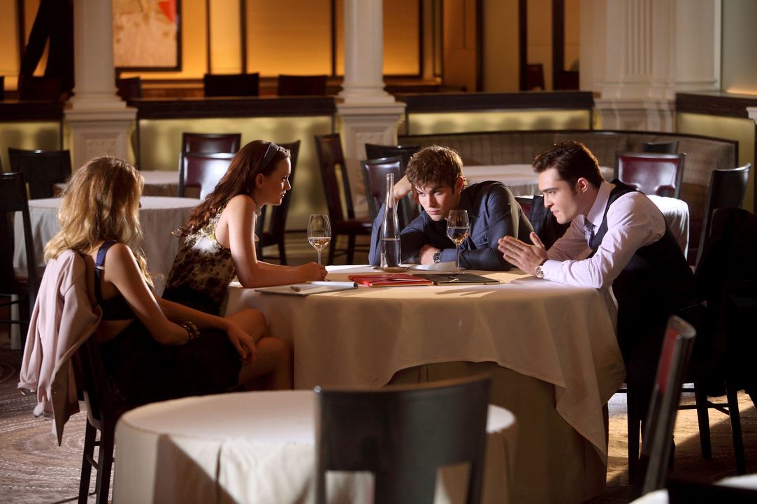 Blair (Leighton Meester, 2.v.l.) und Chuck (Ed Westwick, r.) schließen mit der Hilfe von Serena (Blake Lively, l.) und Nate (Chace Crawford, 2.v.r.)... - Bildquelle: Warner Bros. Television