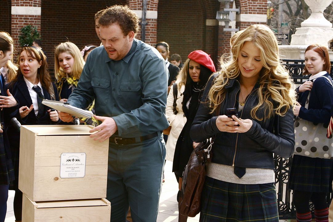 Serena (Blake Lively, r.) bekommt eine ganze Fuhre Champagner in die Schule geliefert. Doch wer steckt dahinter? - Bildquelle: Warner Bros. Television
