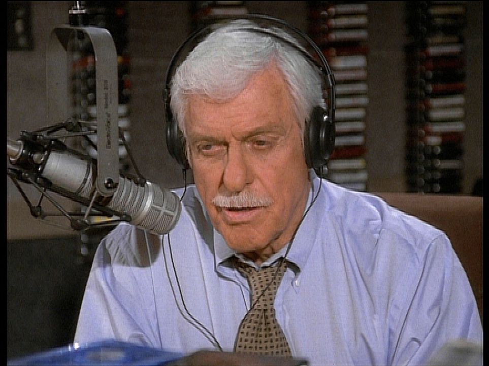 Mark (Dick Van Dyke) übernimmt vorübergehend die Show der Radiomoderatorin Denise, denn diese ist unter Mordverdacht geraten ... - Bildquelle: Viacom