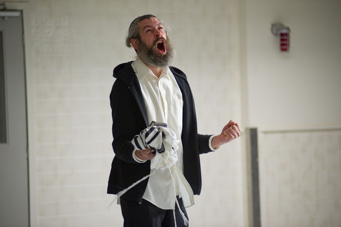 Rabbi Tzadok (Matisyahu) versucht alles, um die kleine Em von dem Dibbuk- nach jüdischem Glauben ein Totengeist, der in den Körper eines Lebenden ei... - Bildquelle: Diyah Pera Box Productions, LLC 2011