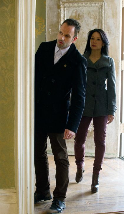 Gemeinsam versuchen sie den Fall um Moriarty zu lösen: Sherlock Holmes (Jonny Lee Miller, l.) und Joan Watson (Lucy Liu, r.) ... - Bildquelle: CBS Television