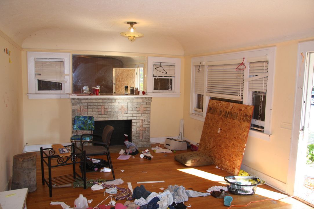 Kein Ort zum Leben: Lässt sich das Wohnzimmer in ein gemütliches Zuhause verwandeln? - Bildquelle: 2014,HGTV/Scripps Networks, LLC. All Rights Reserved