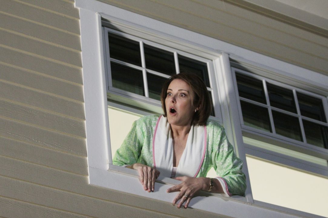 Jules Freundin Ellie (Christa Miller) ist völlig außer sich, als sie sieht welch ein junger Mann bei Jules halb nackt im Haus steht ... - Bildquelle: 2009 ABC INC.