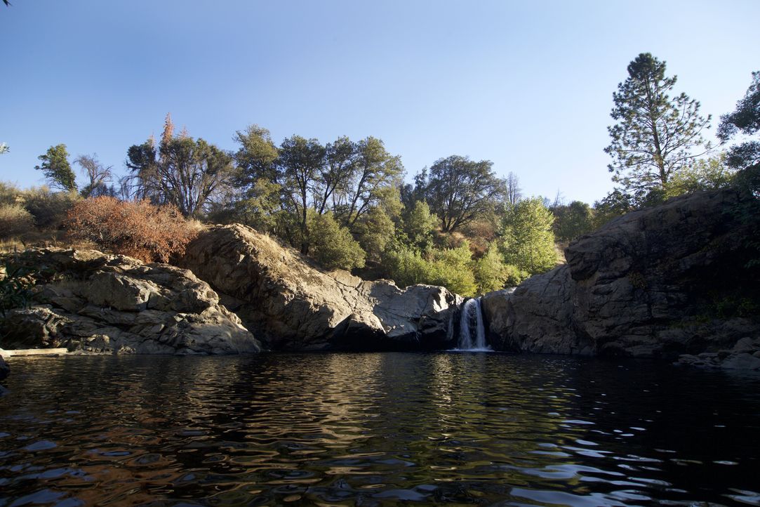 Friedlich liegen die "Rainbow Pools" in unberührter Natur in Groveland, Kalifornien. - Bildquelle: 2017,The Travel Channel, L.L.C. All Rights Reserved