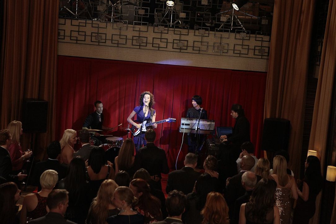 Stellen ihr Können unter Beweis: die Band St. Vincent ... - Bildquelle: Warner Bros. Television