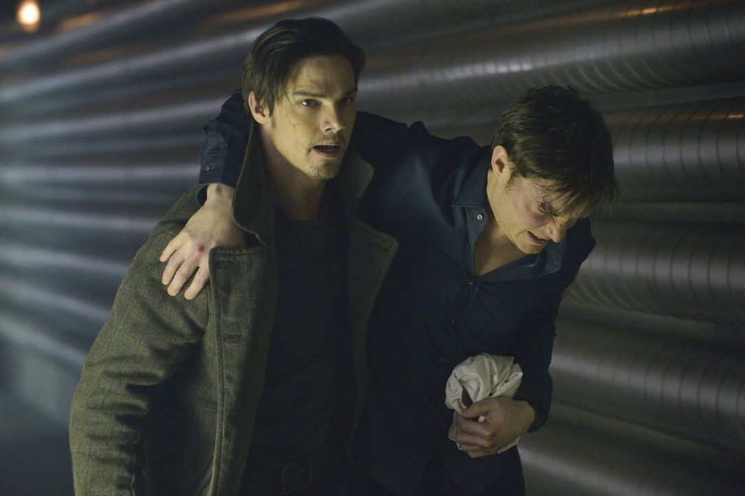 Vincent (Jay Ryan, l.) versucht den verletzten Evan (Max Brown, r.) in Sicherheit zu bringen ... - Bildquelle: Ben Mark Holzberg 2013 The CW Network, LLC. All rights reserved.