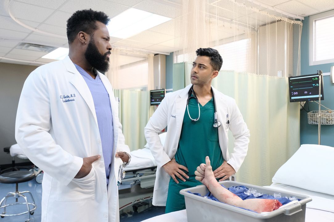 Dr. AJ Aust (Malcom-Jamal Warner, l.); Dr. Devon Pravesh (Manish Dayal, r.) - Bildquelle: Guy D'Alema 2018-2019 Twentieth Century Fox Film Corporation. All rights reserved. / Guy D'Alema