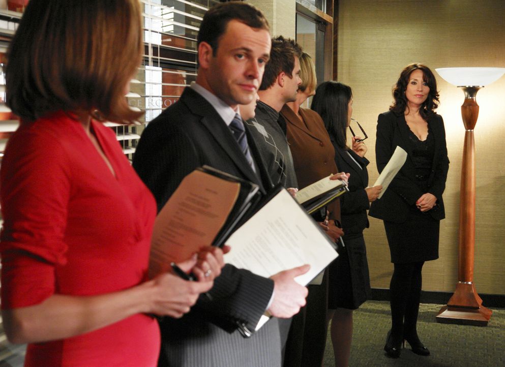 Eli (Jonny Lee Miller, 2.v.l.) und Maggie (Julie Gonzalo, l.) warten gespannt darauf, was Marci Klein (Katey Sagal, r.) zu vekünden hat ... - Bildquelle: Disney - ABC International Television