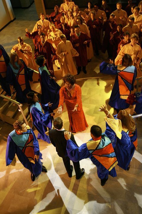 Patti (Loretta Devine, M. hinten) tanzt in einem Gospel-Chor auf Hawaii: Elis (Jonny Lee Miller, M. vorne) Visionen werden immer bizarrer ... - Bildquelle: Disney - ABC International Television