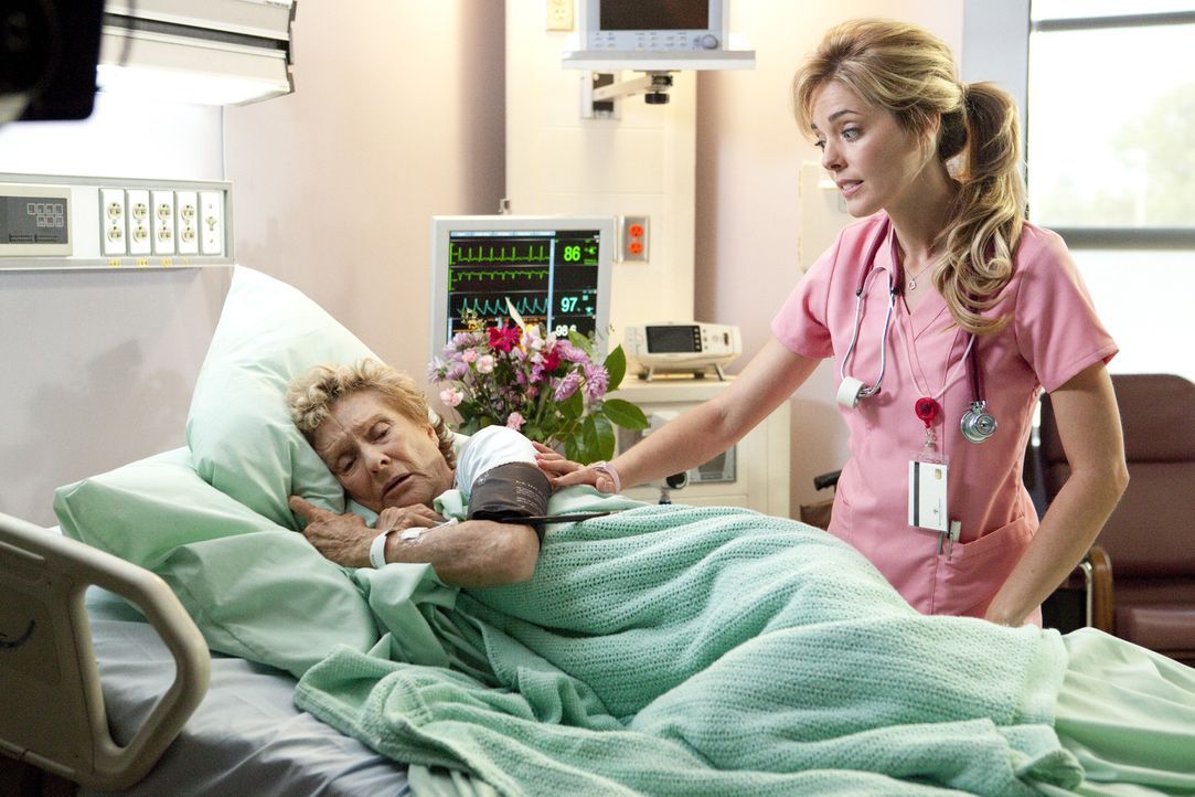 Candy (Christina Moore, r.) ist am Verzweifeln: Die unausstehliche Patientin Mrs. Lachman (Cloris Leachman, l.) macht ihr das Leben schwer ... - Bildquelle: Sony 2009 CPT Holdings, Inc. All Rights Reserved