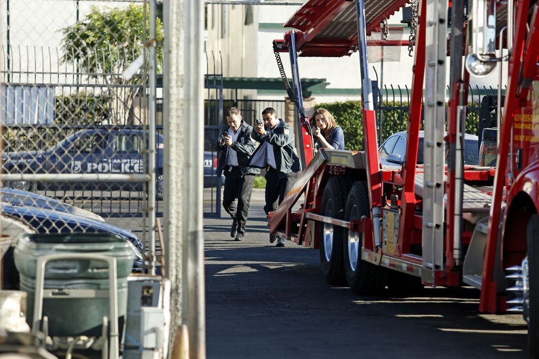 Setzen alles daran, Richard Castle zu retten: Ryan (Seamus Dever, l.), Esposito (Jon Huertas, M.) und Kate Beckett (Stana Katic, r.) ... - Bildquelle: Kelsey McNeal ABC Studios / Kelsey McNeal