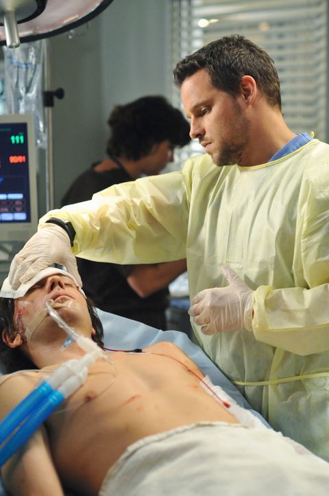 Owen lässt Alex (Justin Chambers, r.) die Kopfwunde eines Patienten mit Hautleim behandeln, das, wie Derek und Mark später Alex erklären, den Pat... - Bildquelle: Touchstone Television