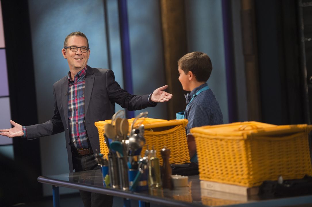 Moderator Ted Allen (l.) ist gespannt, wer der Chopped-Champion wird: Zunächst heißt es für die kleinen Meisterköche jedoch Muscheln, Kokosmilch, Je... - Bildquelle: Scott Gries 2015, Television Food Network, G.P. All Rights Reserved
