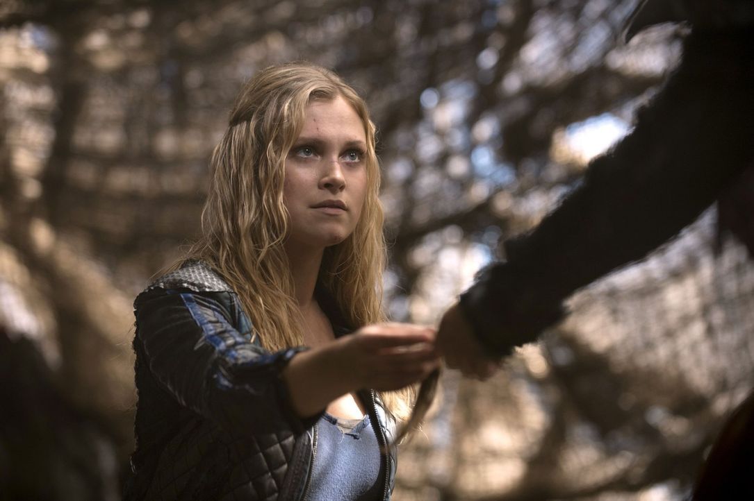 Clarke (Eliza Taylor) macht eine Entdeckung, die ihr Verhältnis zu den Groundern grundlegend ändern könnte ... - Bildquelle: 2014 Warner Brothers