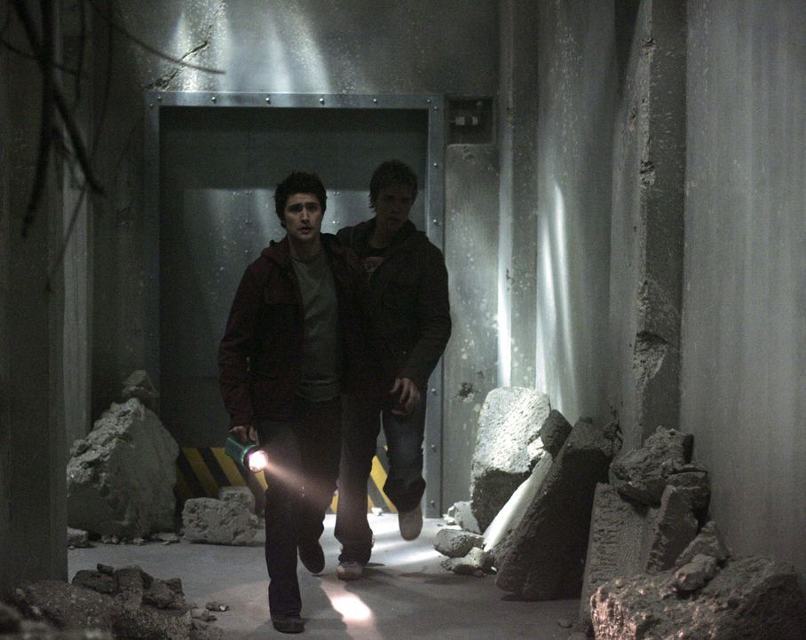 Declan (Chris Olivero, hinten) folgt Kyle (Matt Dallas, vorne) in die Ruinen von Zzyzx. Aus dem Abenteuer wird jedoch schnell tödlicher Ernst ... - Bildquelle: TOUCHSTONE TELEVISION