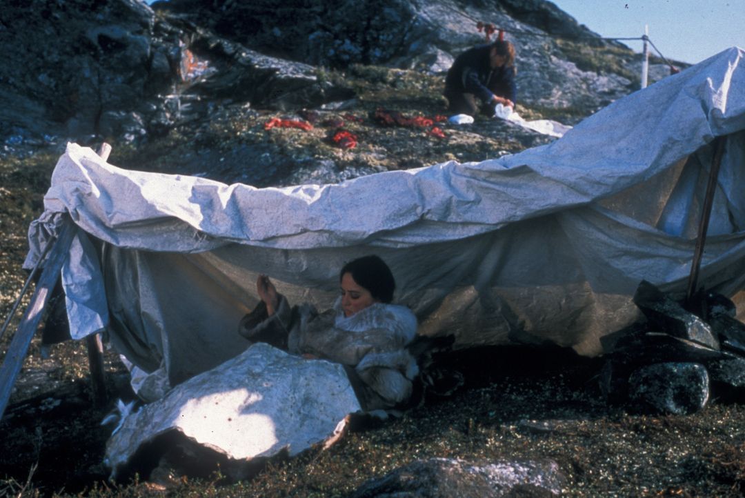 Charlie Halliday (Barry Pepper, r.) lernt viel über das Leben in der Wildnis von der rätselhaften Inuit-Frau Kanaalaq (Annabella Piugattuk, l.) ... - Bildquelle: Overseas Filmgroup