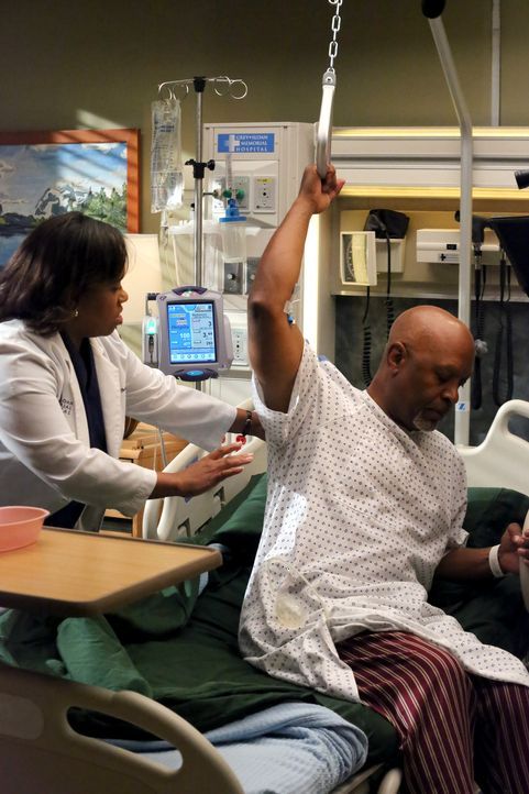 Dr. Webbers (James Pickens Jr., r.) Blutwerte werden zunehmend schlechter. Alle, darunter auch Bailey (Chandra Wilson, l.), sind um Richard bemüht,... - Bildquelle: ABC Studios
