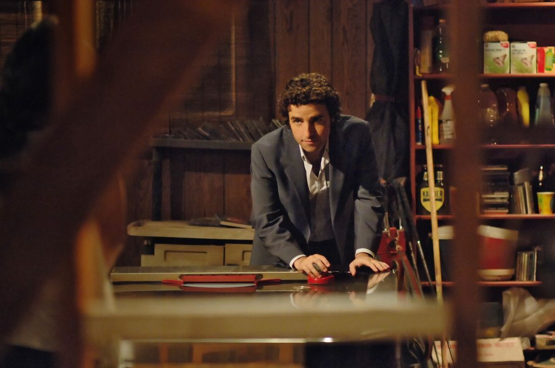 Charlie (David Krumholtz) versucht herauszufinden warum ein Spielplatz einbricht ... - Bildquelle: Paramount Network Television