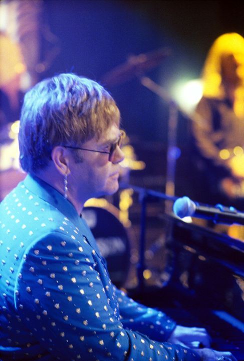 Während Elton John (Elton John) in der Bar singt, kämpft Ally mit ihren Gefühlen ... - Bildquelle: 2001 Twentieth Century Fox Film Corporation. All rights reserved.