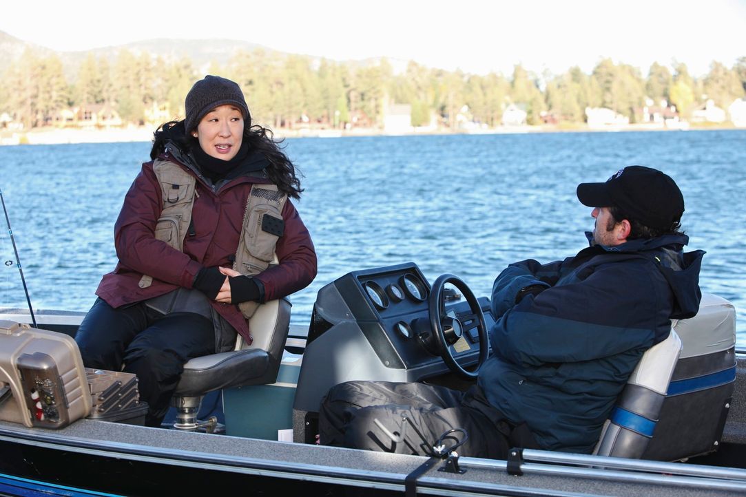 Derek (Patrick Dempsey, r.) nimmt Cristina (Sandra Oh, l.) mit zum Angeln, um sie von allem anderen wegzukriegen. Cristina kostet es viel Kraft, die... - Bildquelle: ABC Studios