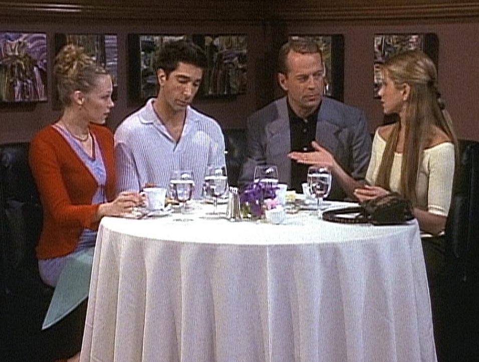Rachel (Jennifer Aniston, r.) versucht, Paul (Bruce Willis, 2.v.r.) nur Gutes über Ross (David Schwimmer, 2.v.l.) zu erzählen, doch Paul versteht... - Bildquelle: TM+  2000 WARNER BROS.