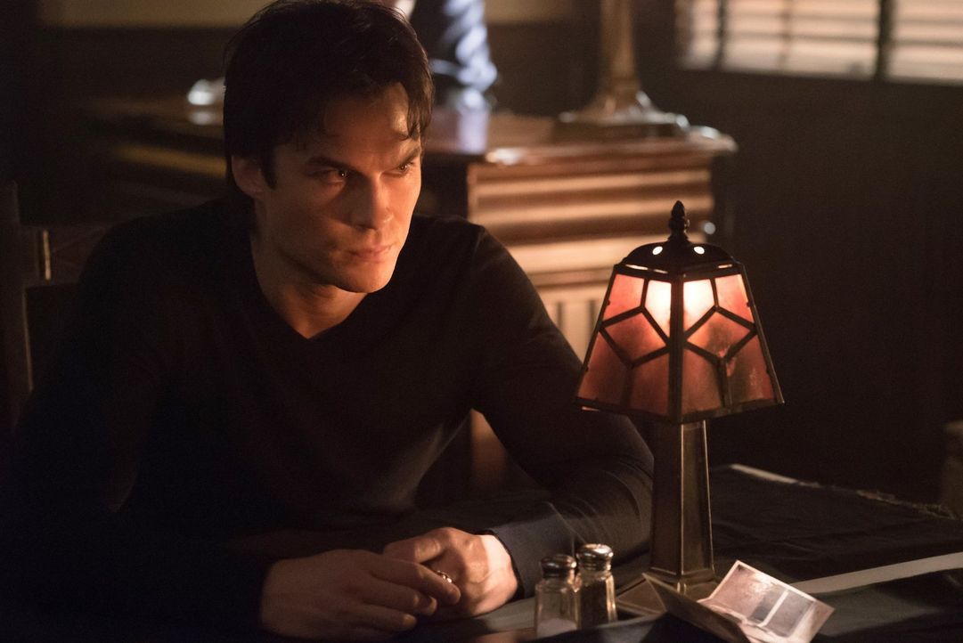Damon (Ian Somerhalder) glaubt, seine Wahl, ob er 100 Fremde töten oder Carolines Seele an Cade übergeben soll, wäre eine Bürde, doch da ahnt er noc... - Bildquelle: Warner Bros. Entertainment, Inc.