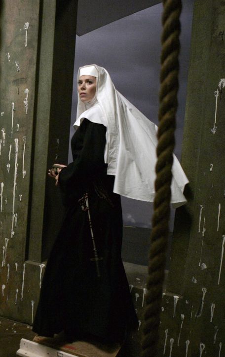 Als Nonne verkleidet gibt sich Chuck (Anna Friel) als Ermittlerin des Vatikans aus, um hinter die Todesursache von Schwester Larue zu kommen ... - Bildquelle: Warner Brothers