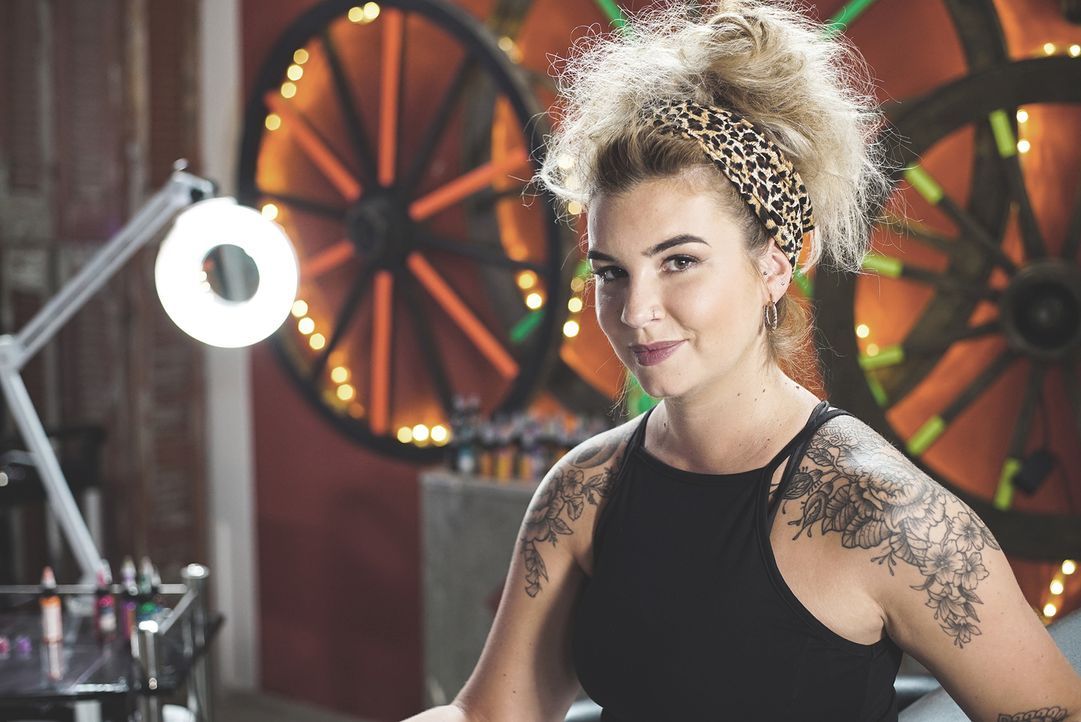 Urlaubssünden auf der Haut? Für Alice, die farbenfrohe Tattoos liebt, ist es immer wieder eine willkommene Herausforderung grauenvolle Tattoo-Sünden... - Bildquelle: Studio Lambert & all3media International