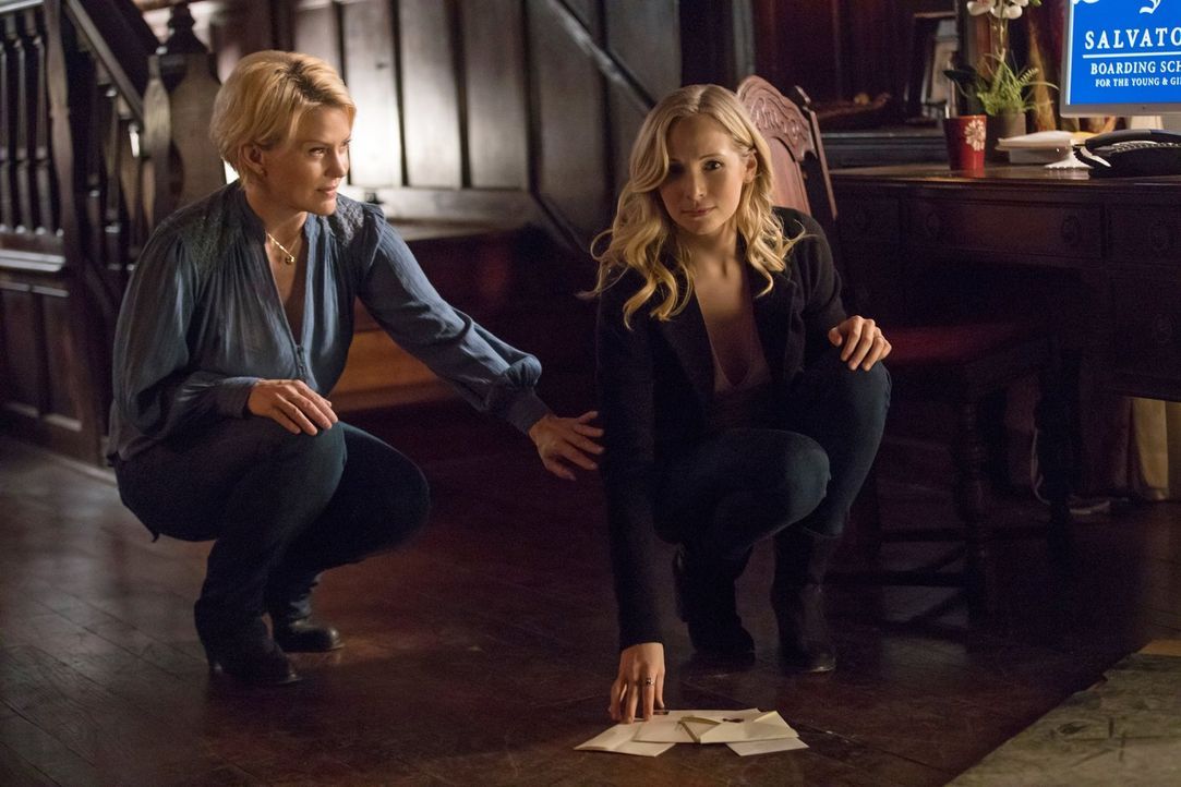 Liz (Marguerite MacIntyre, l.) steht ihrer Tochter Caroline (Candice King, r.) immer zur Seite, auch wenn sie physisch nicht mehr anwesend ist ... - Bildquelle: 2016 Warner Brothers
