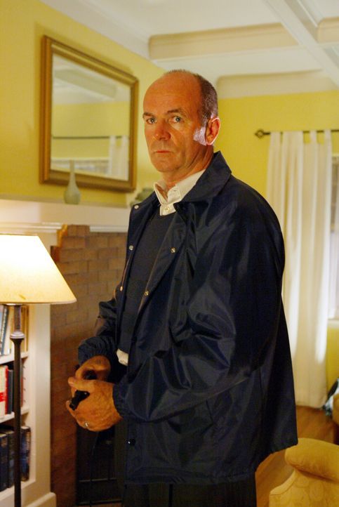 Lt. John Stillman (John Finn) hält seine Waffe bereit. Wird er in diesem Haus auf den Täter eines bisher ungeklärten Mordfalles treffen? - Bildquelle: Warner Bros. Television