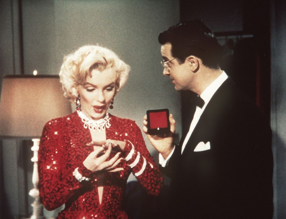 In diesem Moment weiß Lorelei (Marilyn Monroe, l.), warum sie sich den Millionärssohn Gus (Tommy Noonan, r.) geangelt hat ... - Bildquelle: 20th Century Fox Film Corporation