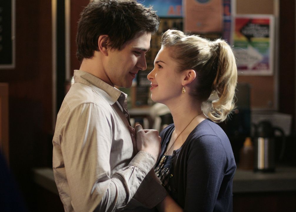 Große Gefühle einer jungen Liebe: Kyle (Matt Dallas, l.) und Amanda (Kirsten Prout, r.) freuen sich auf den bevorstehenden Schulball ... - Bildquelle: TOUCHSTONE TELEVISION