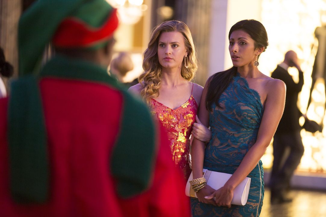 (v.l.n.r.) Paige Collins (Brooke D'Orsay); Divya Katdare (Reshma Shetty) - Bildquelle: Isabella Vosmikova 2012 USA Network Media, LLC / Isabella Vosmikova