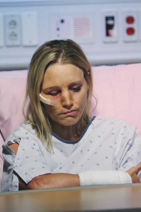 Schwer verletzt wird Charlotte (KaDee Strickland) in die Klinik gebracht und von ihren Kollegen versorgt. Da sie sich schrecklich schämt, gibt sie v... - Bildquelle: ABC Studios
