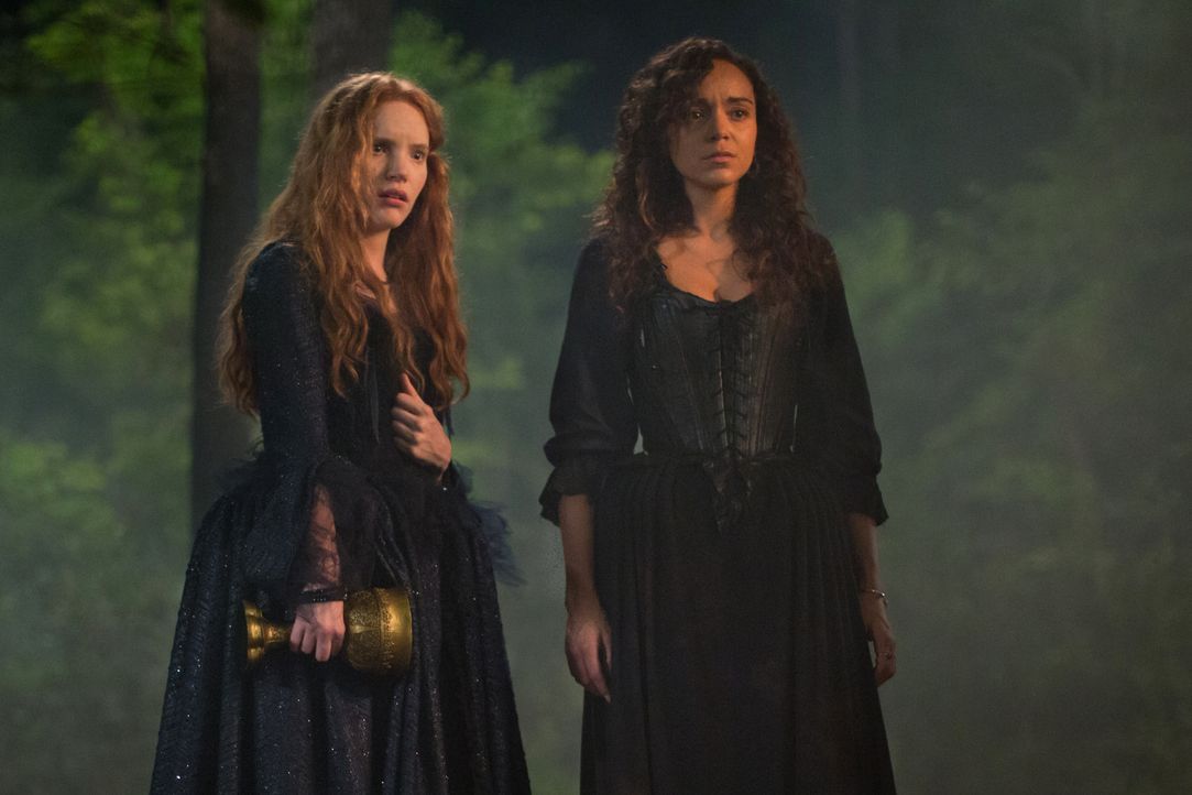 Suchen ihre Plätze im neunen Machtgefüge der Hexen: Anne (Tamzin Merchant, l.) und Tituba (Ashley Madekwe, r.) ... - Bildquelle: 2015 Fox and its related entities. All rights reserved.