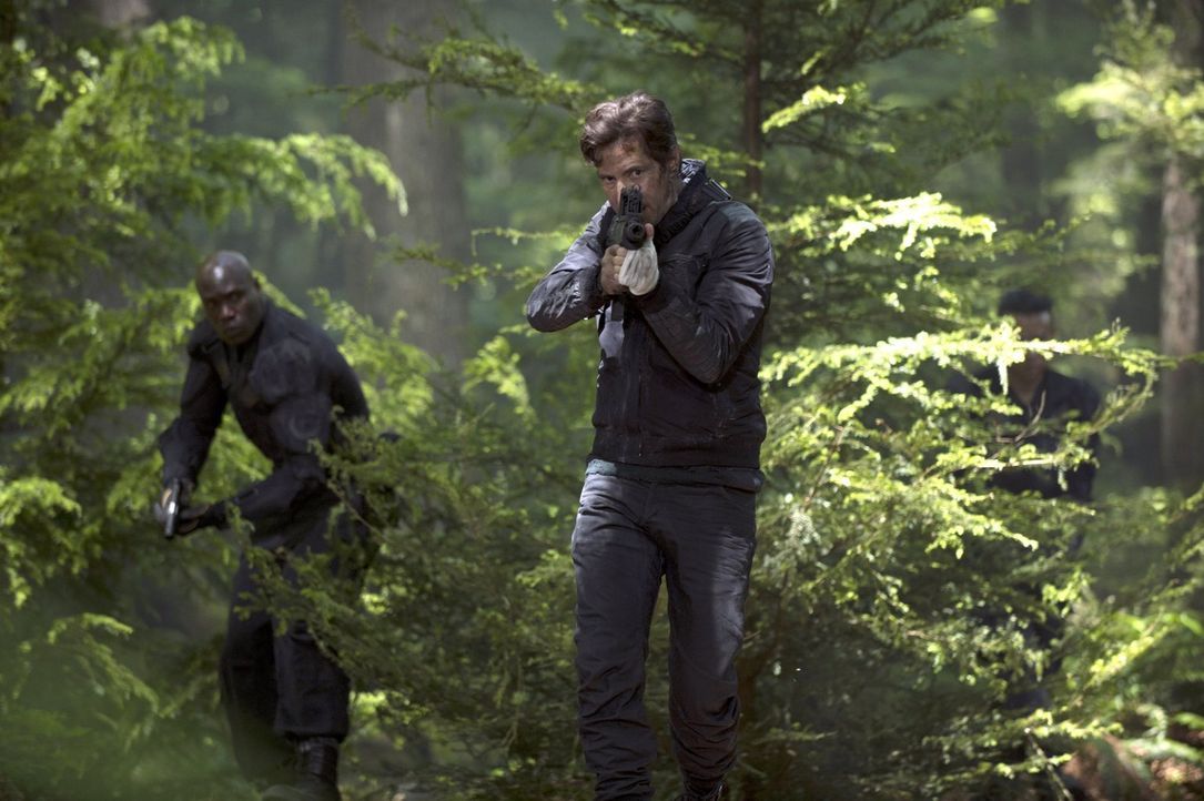 Kane (Henry Ian Cusick, r.) und die anderen Überlebenden haben mit der neuen Situation auf der Erde zu kämpfen ... - Bildquelle: 2014 Warner Brothers