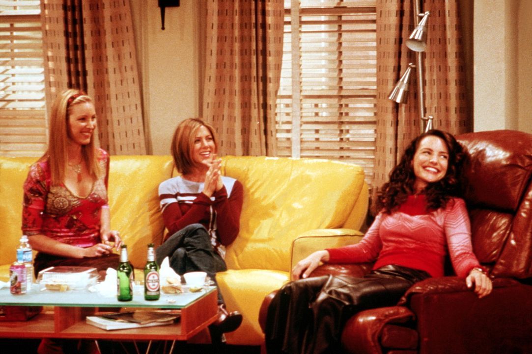Rachel (Jennifer Aniston, M.) und Phoebe (Lisa Kudrow, l.) drängen Joey richtiggehend, Erin (Kristin Davis, r.) den Hof zu machen. - Bildquelle: TM+  2000 WARNER BROS.